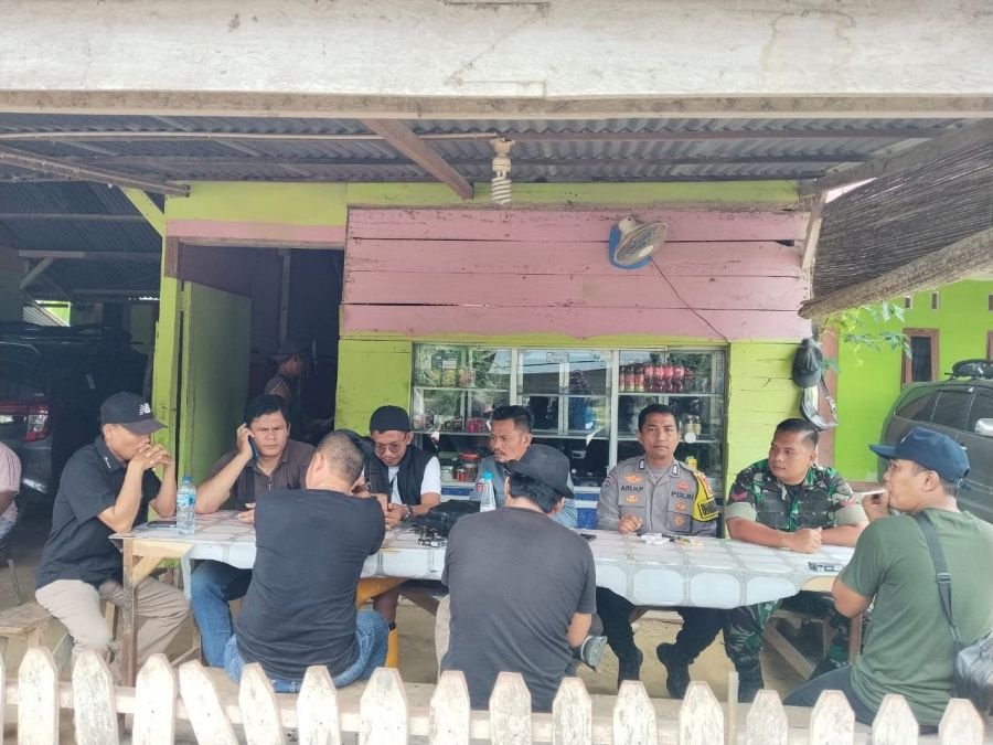 Sinergi TNI-Polri, Kopda Prengky Aruan dan Bhabinkamtibmas Jaga Kondusifitas Desa Penyaguan