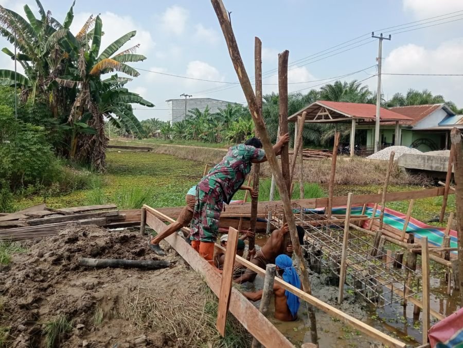 Sinergi TNI-Rakyat, Babinsa Koramil 01/Bangko dan Warga Mulai Bangun Jembatan Garuda di Pekaitan