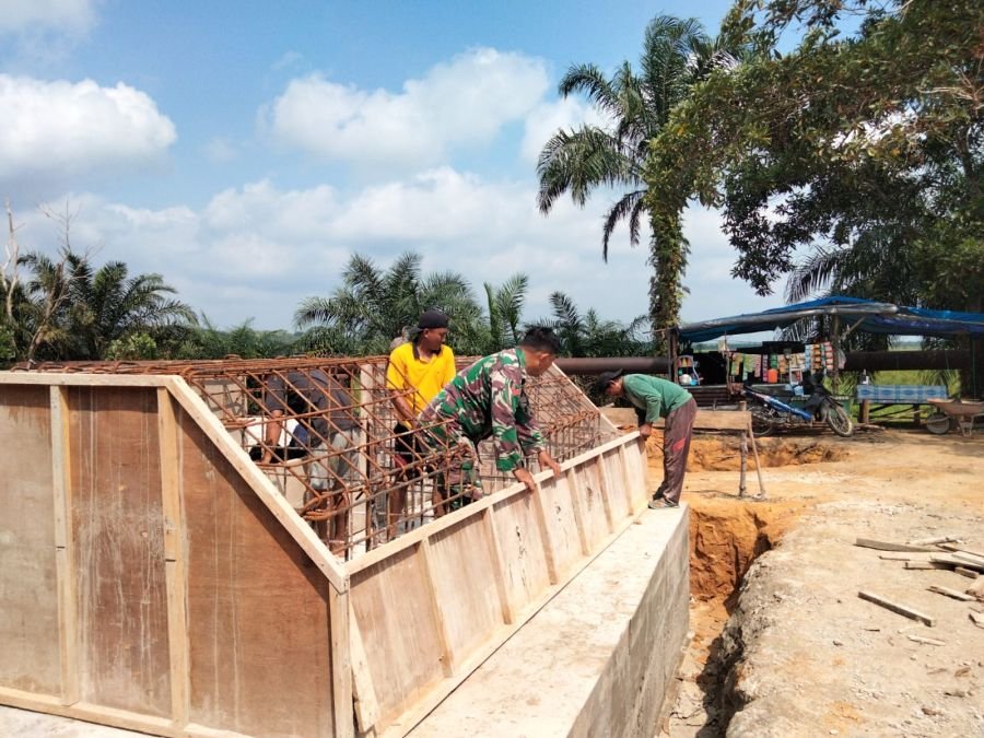 Sinergi TNI-Rakyat , Personel Koramil 05/Rimba Melintang Kebut Pengerjaan Jembatan GARUDA