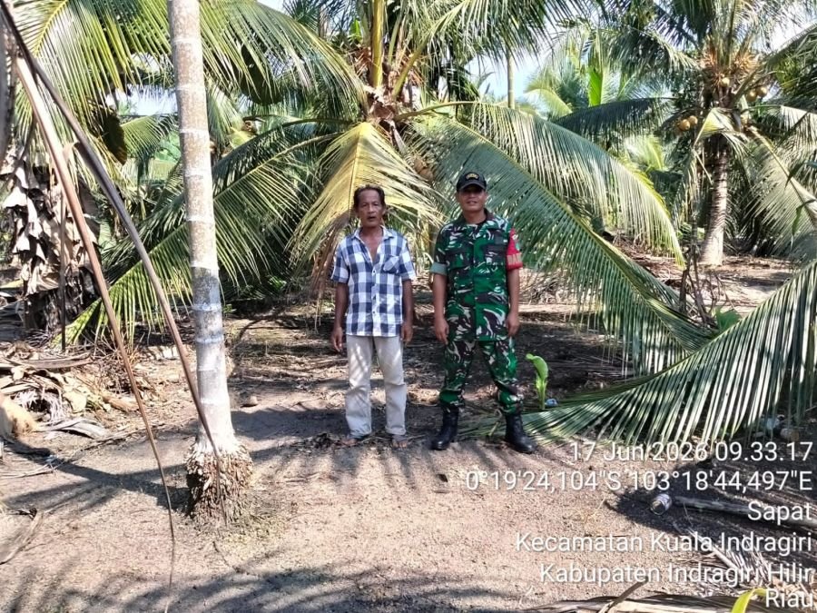Sinergi TNI-Warga, Patroli Tapal Batas Babinsa 04/Kuindra Pastikan Wilayah Aman