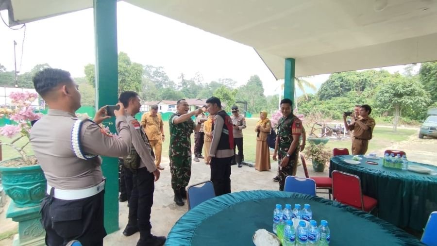 Sinergitas Solid, Kapolsek dan Kesbangpol Lingga Sambangi Koramil 05 Daik Beri Kejutan HUT TNI ke-81
