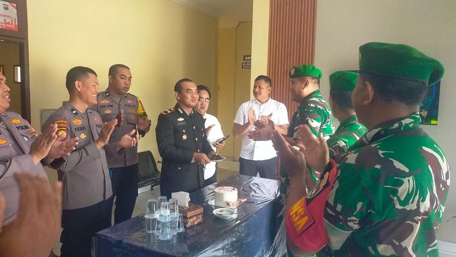 Sinergitas Tanpa Batas, Koramil 01/Bkn Kodim 0313/KPR Beri Kejutan HUT Bhayangkara ke Polsek Bangkin