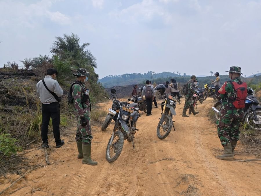 Sinergitas TNI-Polri, Babinsa dan Polsek Rokan IV Koto Patroli Cegah Karhutla