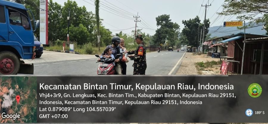 Sinergitas TNI-Polri Bersama Insan Pers Bagikan Masker Gratis di Gunung Lengkuas
