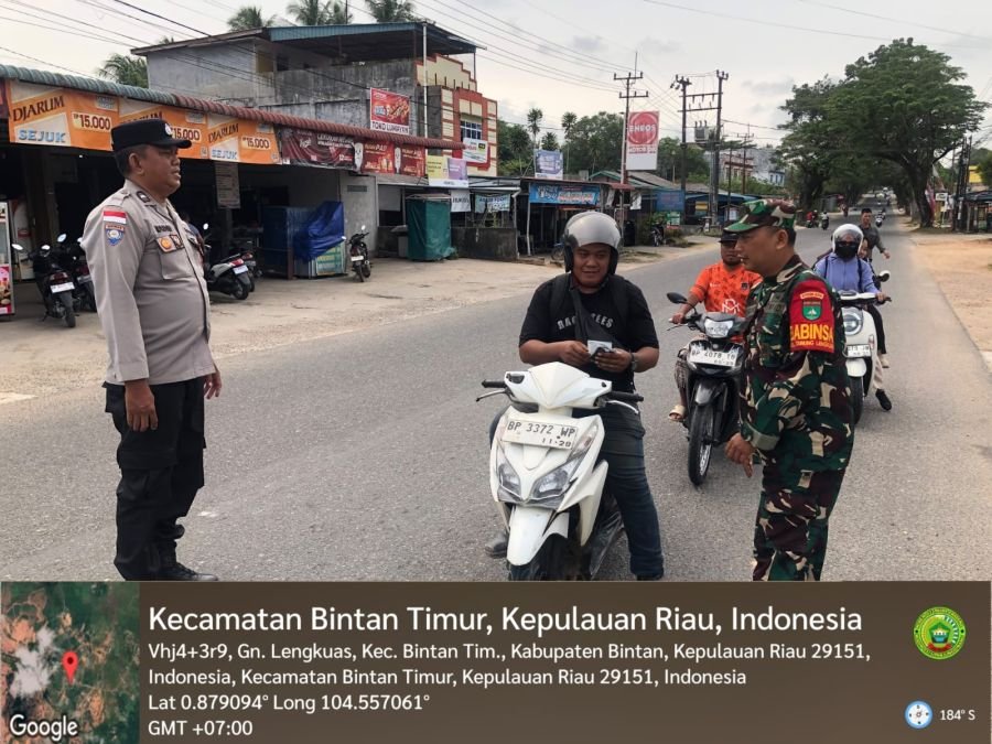 Sinergitas TNI-Polri Koramil 02/Polsek Bintim Bagikan Masker Cegah Dampak Kabut Asap Karhutla.