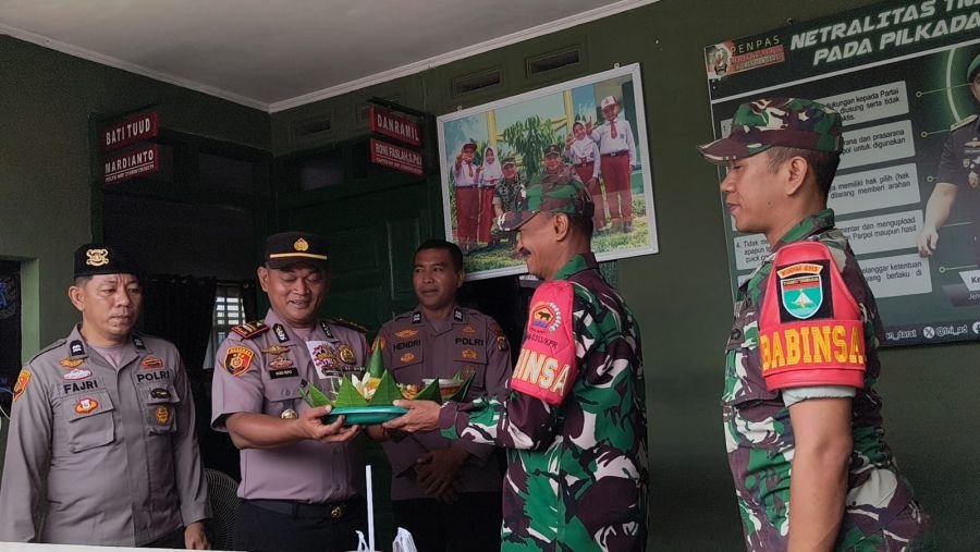 Sinergitas TNI-Polri, Polsek Rokan IV Koto Berikan Ucapan HUT ke-81 kepada Koramil 13/Rokan IV Koto