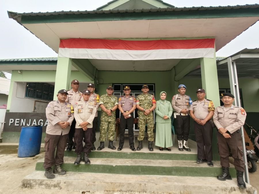 Sinergitas TNI-Polri Solid, Polsek Enok Beri Kejutan Kue HUT TNI Ke-81 di Posramil Enok