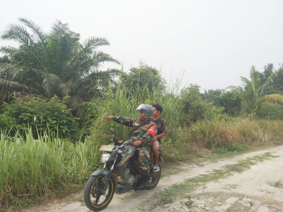 Sisir Wilayah Rawan Karhutla, Babinsa Koramil 04/Lph Pastikan Rumbai Timur Bebas Titik Api