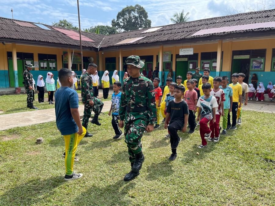 Siswa SD 007 Gumanti Antusias Ikuti Pelatihan PBB yang Xilatih Personel Yonif TP 850/SC
