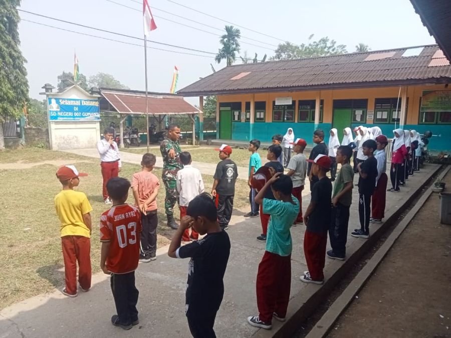 Siswa SD 007 Gumanti Terima Materi Baris Berbaris dari Yonif TP 850/SC