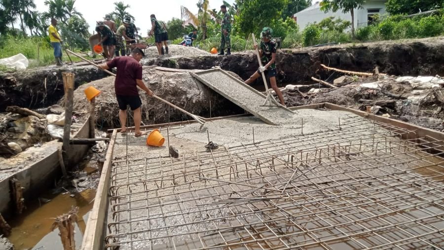 Solid dan Bersinergi, TNI-Warga Cor Pondasi Jembatan Garuda Armco Tahap IV