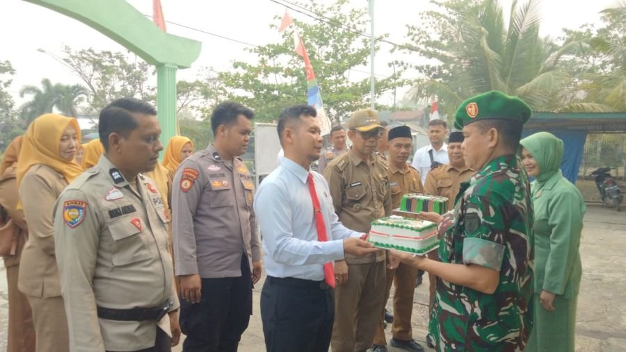 Solid Tanpa Batas, Forkopimcam Reteh Kompak Beri Kejutan HUT TNI ke-81 di Koramil 07/Reteh
