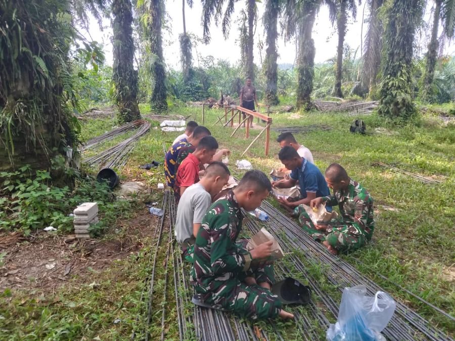 Solid! TNI Bangun Jembatan, Istirahat Pun Tetap Kompak