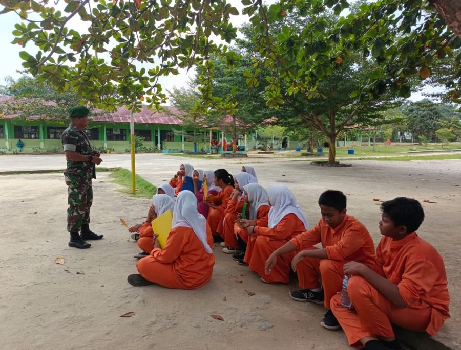 Sosialisasi Babinsa koramil 03/Mandau kesekolah kepada Siswa siswi