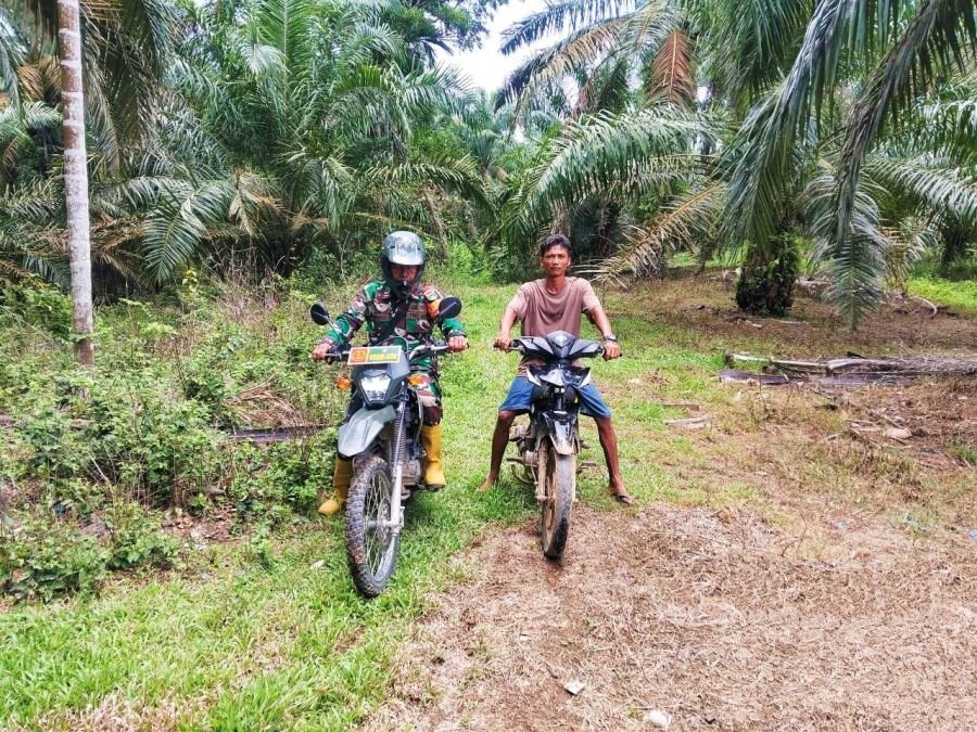 Sosialisasi dan Patroli Pencegahan Karhutla Dilakukan Babinsa Koramil 02 Rambah Kodim 0313/KPR