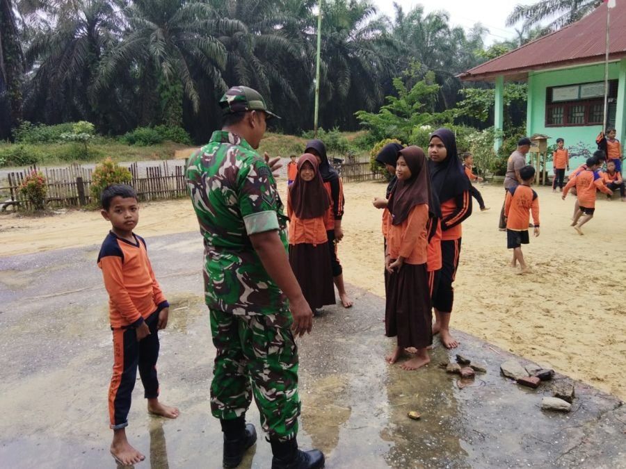 Babinsa Sertu Paino Tanamkan Nilai Pancasila kepada Siswa SDN 22 Bengkalis