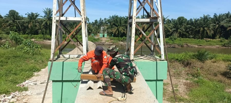 Struktur Kian Solid, Satgas Kodim 0313/KPR Lakukan Penegangan dan Penguncian Seling Jembatan Garuda