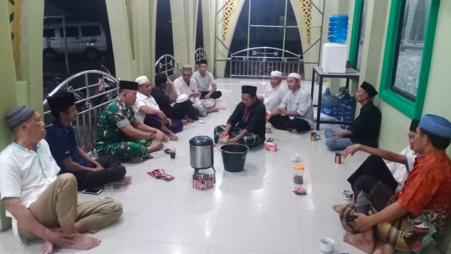 Suasana Akrab di Masjid Al Kadariah, Babinsa Duduk Santai Bersama Warga