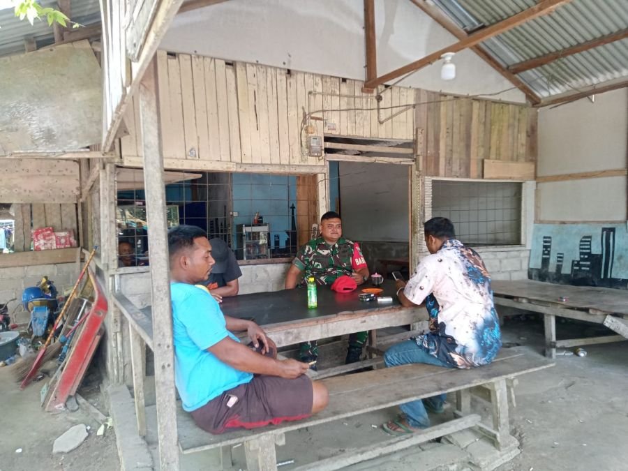 Suasana Akrab Warnai Komsos Babinsa 09/Kemuning di Desa Petalongan