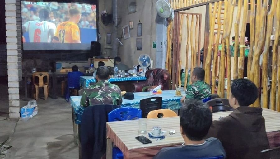 Suasana Akrab Warnai Nobar Piala Dunia Bersama Koramil 02/KT