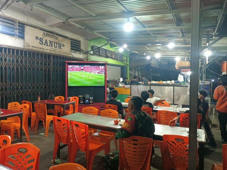 Suasana Hangat Nobar Piala Dunia, Babinsa dan Warga Semakin Dekat