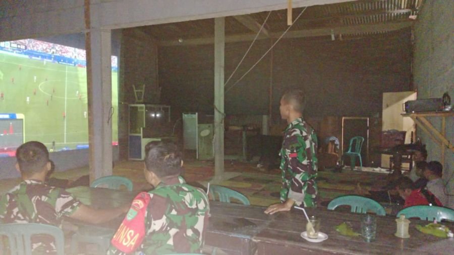 Suasana Hangat Nobar Piala Dunia Satukan TNI dan Warga Kuansing