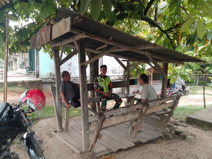 Suasana hari kedua Lebaran Idul Adha, Babinsa Koramil 06 Cerenti laksanakan Komsos