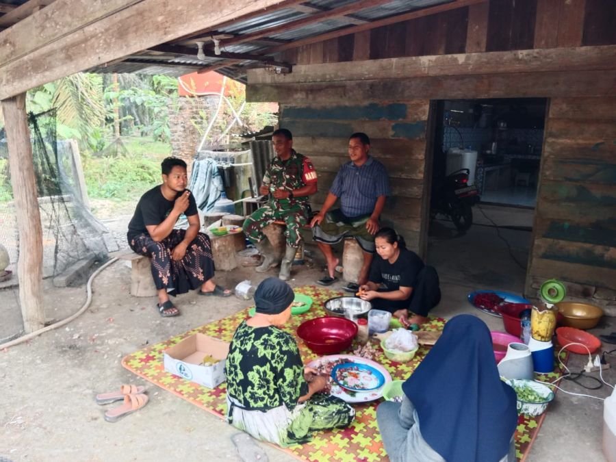 Suasana Idul Adha 2026, Babinsa Koramil 09/Kemuning Perkuat Komsos Bersama Mitra Karib