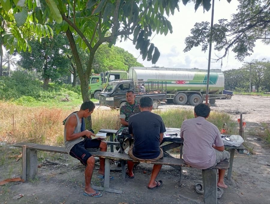 Suasana Idul Adha, Sertu Simson Munthe Pererat Silaturahmi di Petala Bumi