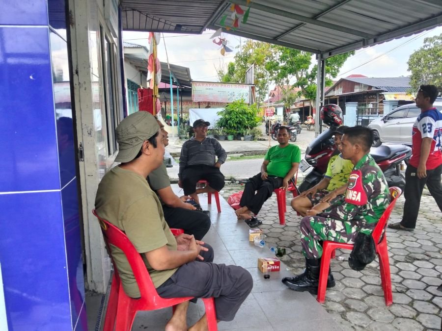 Suasana Kekeluargaan Warnai Komsos Babinsa Koramil 02/Kota Bersama Warga Tangkerang Barat