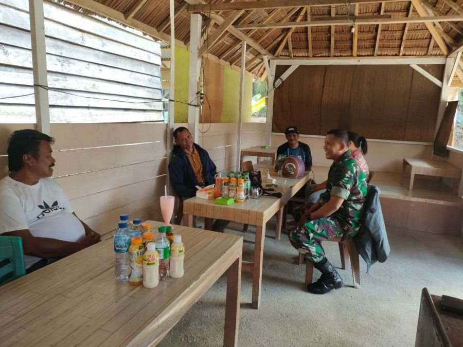 Suasana Lebaran, Babinsa Teratak Air Hitam Intensifkan Komsos