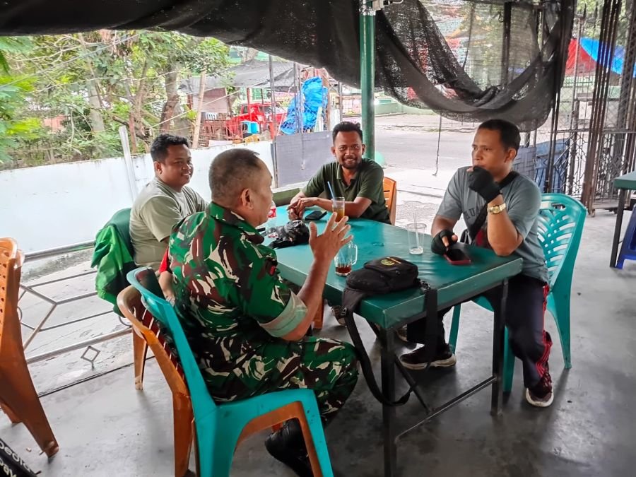Suasana Santai Akhir Pekan, Babinsa dan Warga Bahas Kondisi Lingkungan Sambil Ngopi