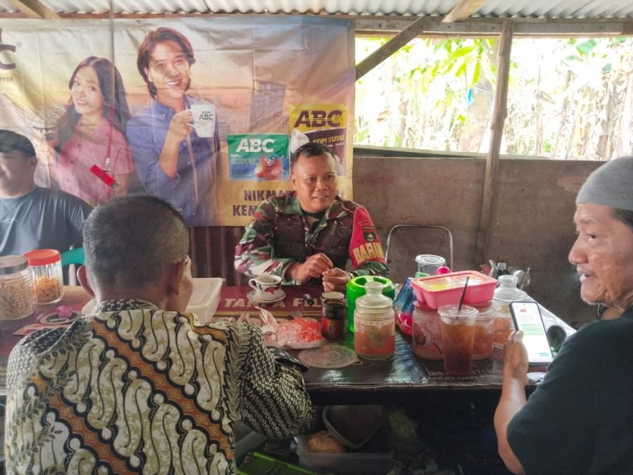 Suasana Santai Penuh Makna, Babinsa Serka Parjo Dekatkan Diri dengan Warga Beringin