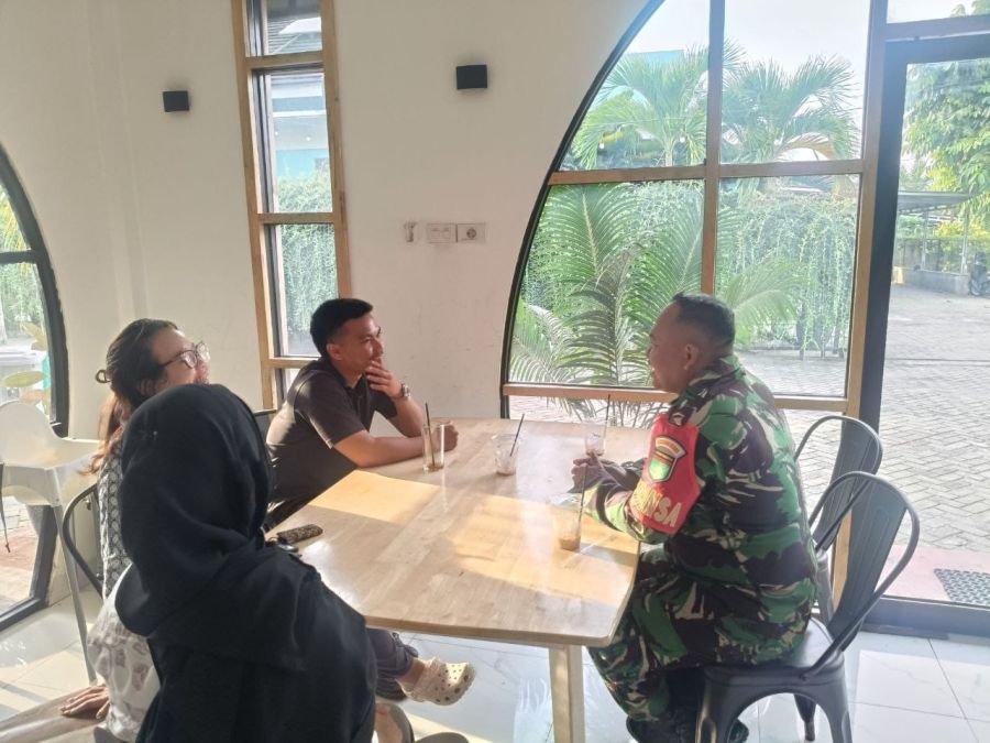 Suasana Santai, Pesan Bermakna: Babinsa Simpangtiga Bangun Kedekatan dengan Generasi Muda