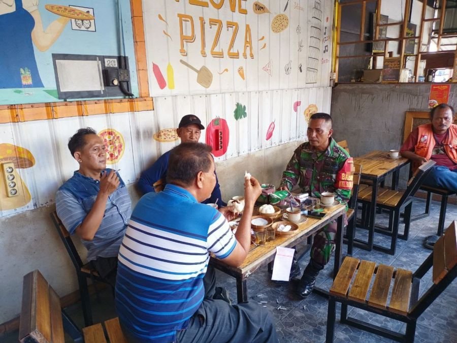 Suasana Santai, Pesan Penting: Babinsa Sukajadi Ajak Warga Perkuat Keamanan Lingkungan
