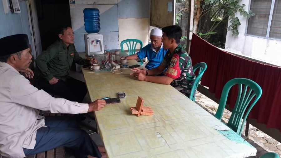 Suasana Santai, Pesan Serius: Babinsa Edukasi Warga Soal Karhutla dan Kamtibmas