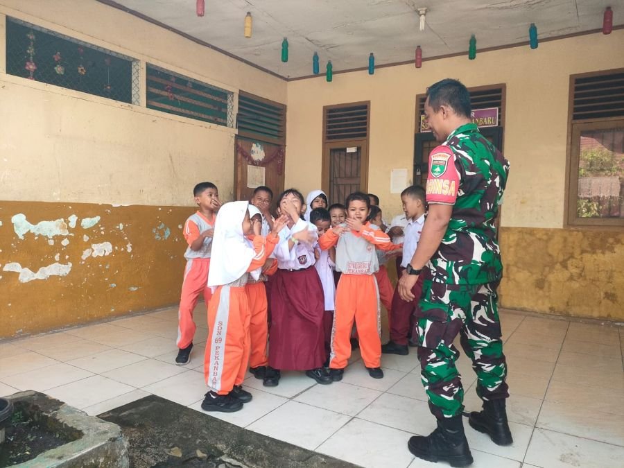 Suasana SDN 69 Penuh Keceriaan, Babinsa Jadi Sahabat Anak dan Ajarkan Hormat Orang Tua