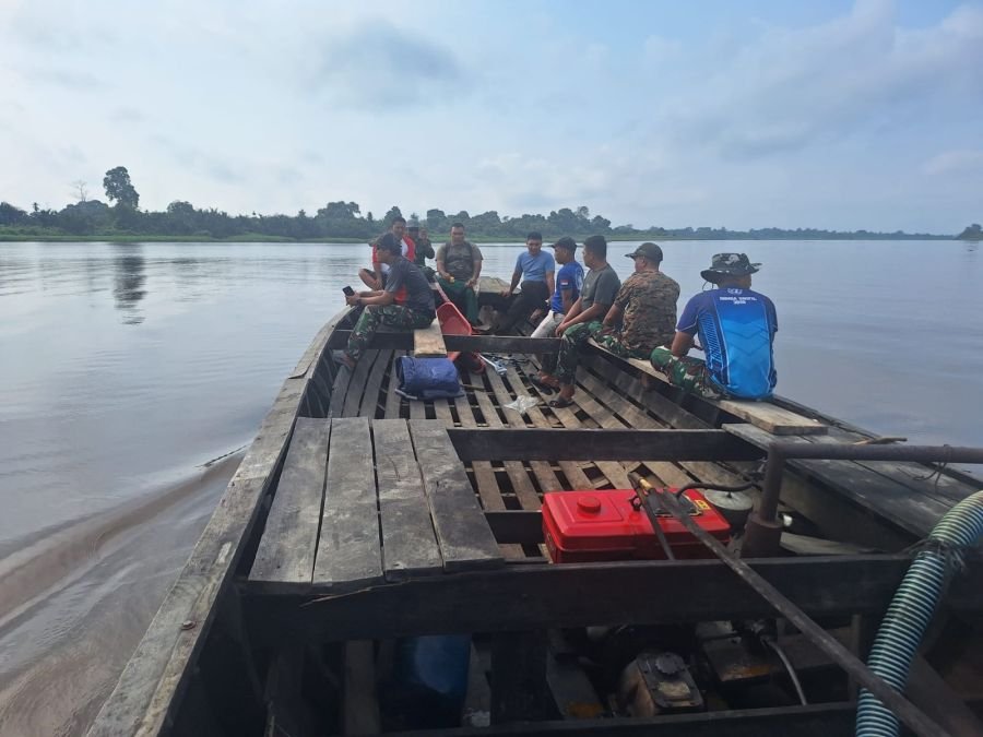 SULITNYA MEDAN, SATGAS TMMD KE-129 KODIM 0313/KPR LANGSIR MATERIAL KERIKIL LEWAT JALUR AIR KE PANGKA