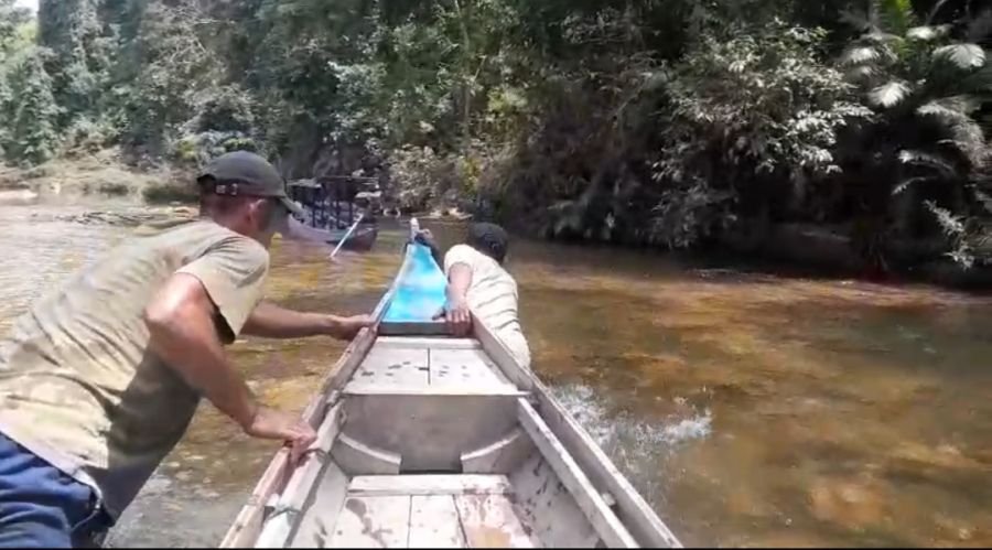 Sungai Mendangkal, Satgas Pembangunan Jembatan Garuda Kodim 0313/KPR Berjibaku Dorong Logistik