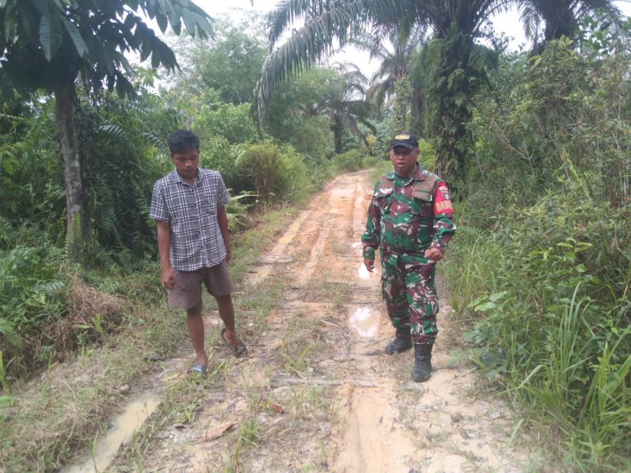 Susuri Daerah Rawan Terbakar, Babinsa Intensifkan Sosialisasi Cegah Karhutla kepada Masyarakat
