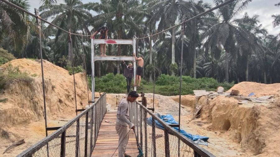 Tahap Akhir, Pembangunan Jembatan Gantung Garuda di Bumi Mulya Masuk Pemasangan Pagar dan Pengecatan
