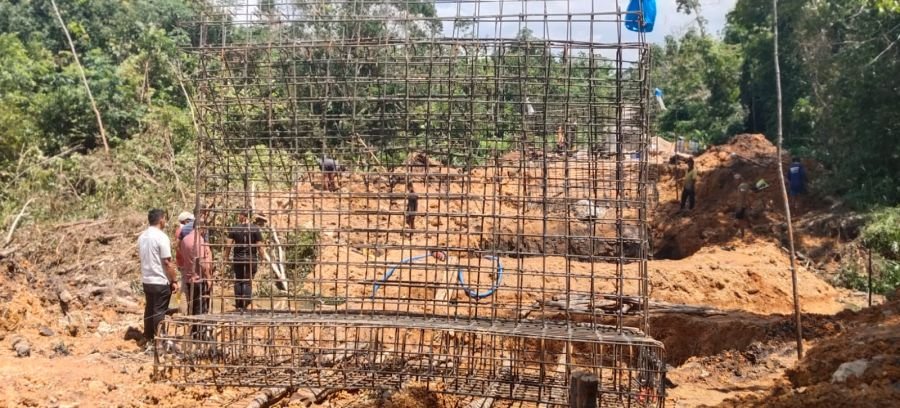 Tahap Awal Pembangunan Jembatan Beton Program Presiden RI di Desa Toapaya Selatan Mulai Dikerjakan