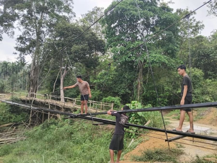Tahap Lanjutan, Pembangunan Jembatan Gantung Talang Perigi Masuk Pemasangan Besi Hollow
