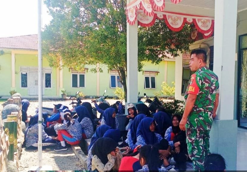 Tahun Ajaran Baru, Sertu Safran Hasibuan Kunjungi Sekolah