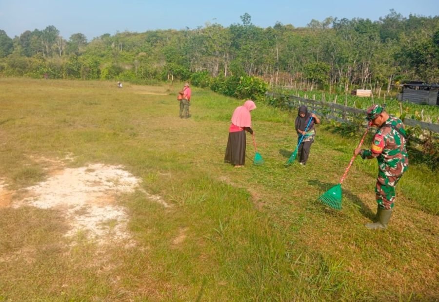 Tak Hanya Berdialog, Babinsa Tapau Turun Langsung Gotong Royong Bersama Warga