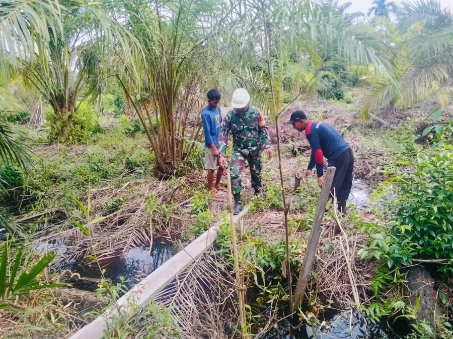 Tak Hanya Berpatroli, Babinsa dan Warga Jaga Harapan Lewat Pengecekan Kanal di Desa Temiang