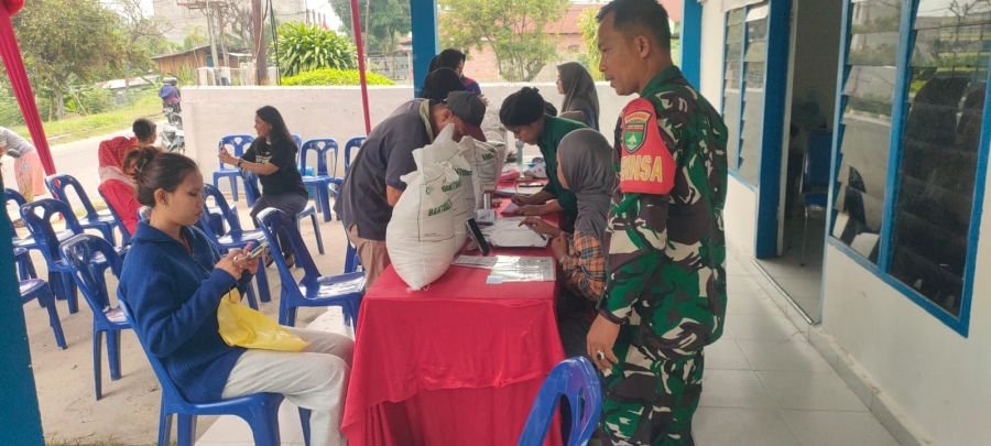 Tak Hanya Jaga Keamanan, Babinsa Tanjung Rhu Bantu Warga dan Tertibkan Jalan Saat Pembagian Beras Bu