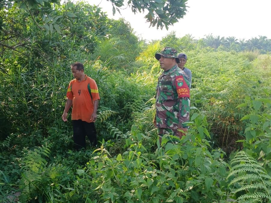 Tak Ingin Api Datang, Babinsa dan Warga Sumber Jaya Rutin Patroli Cegah Karhutla