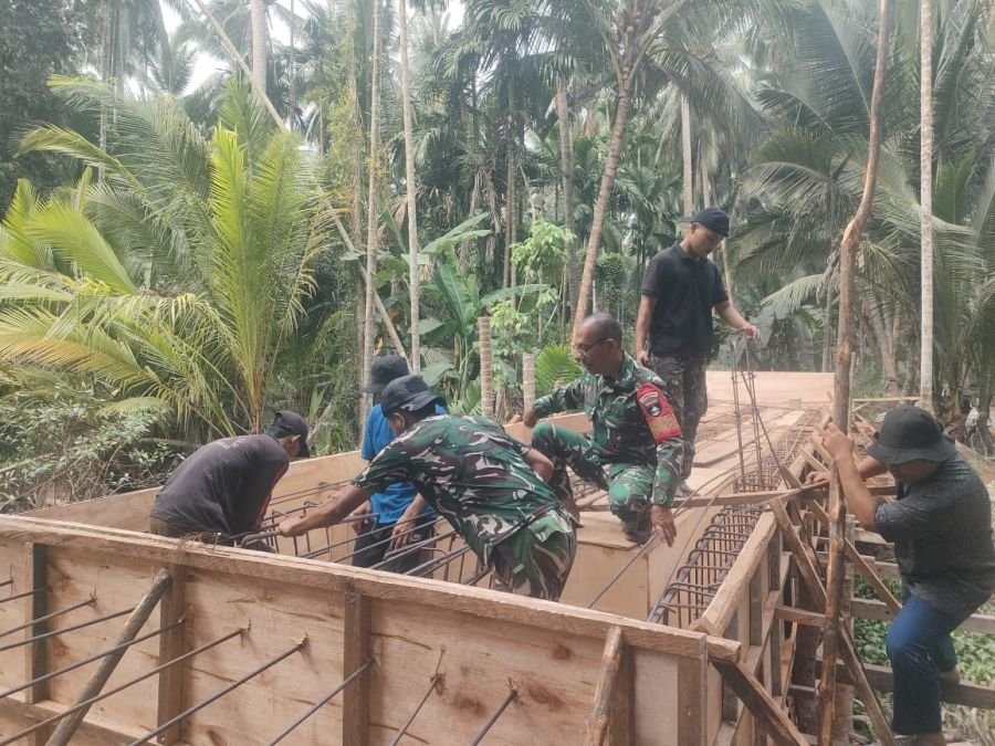 Tak Kenal Hari Libur, Babinsa 03/Tpl Kawal Perakitan Besi Jembatan Sungai Gantang