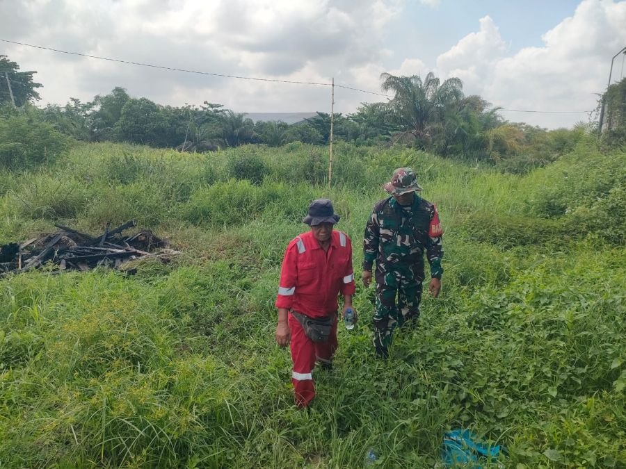 Tak Kenal Lelah, Babinsa Koramil 04/Limapuluh Sisir Titik Rawan Karhutla di Rumbai Timur, Hotspot Ni